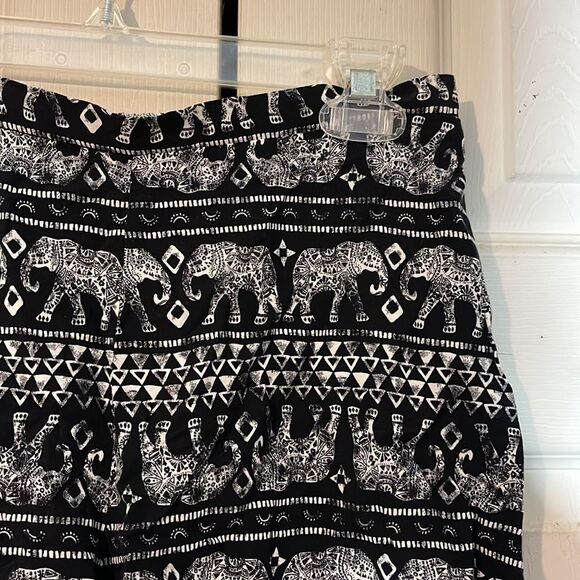Mudd Black and White Elastic Waistband Shorts With Elephant Tribal Print Medium - Picture 4 of 14